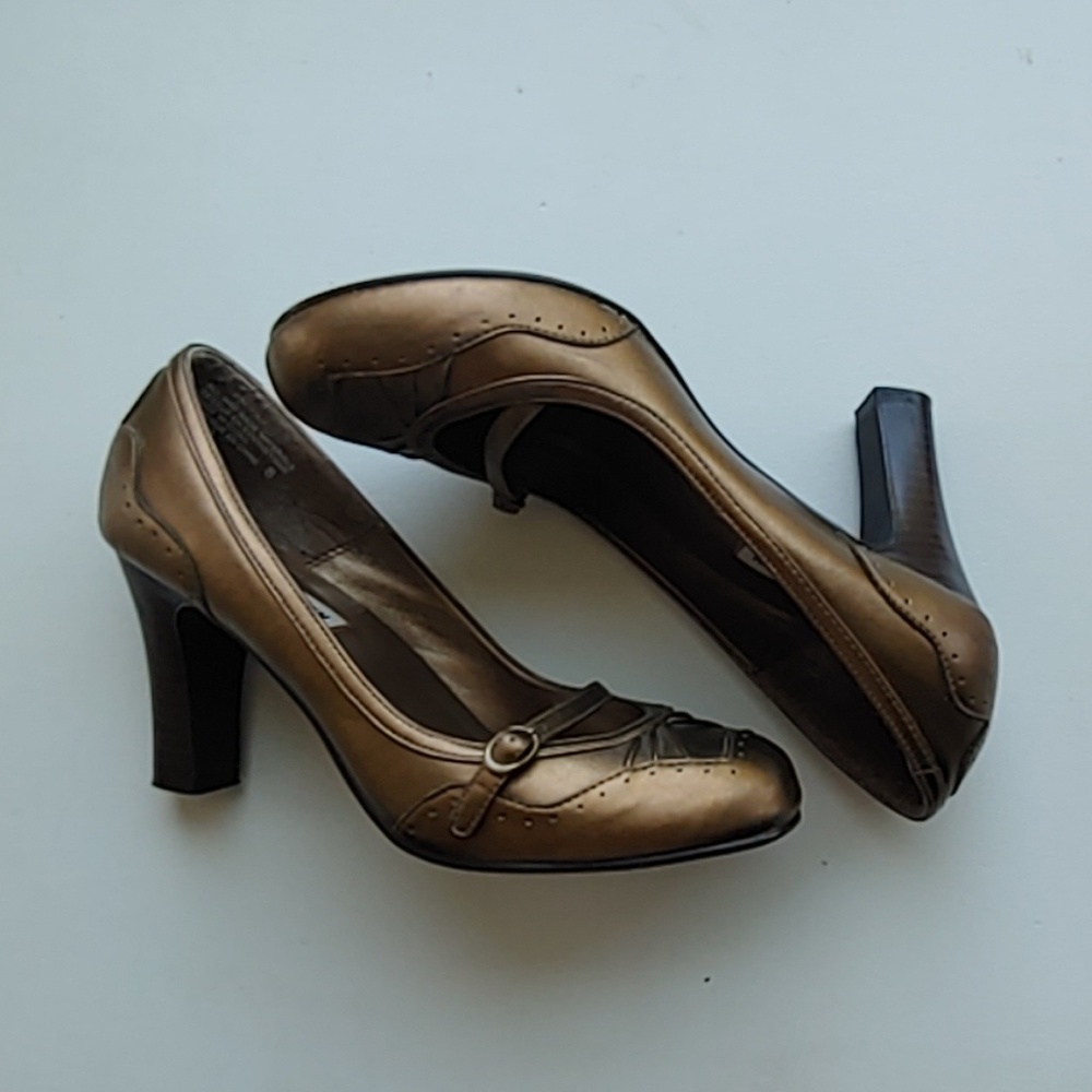 Bronze round toe pump